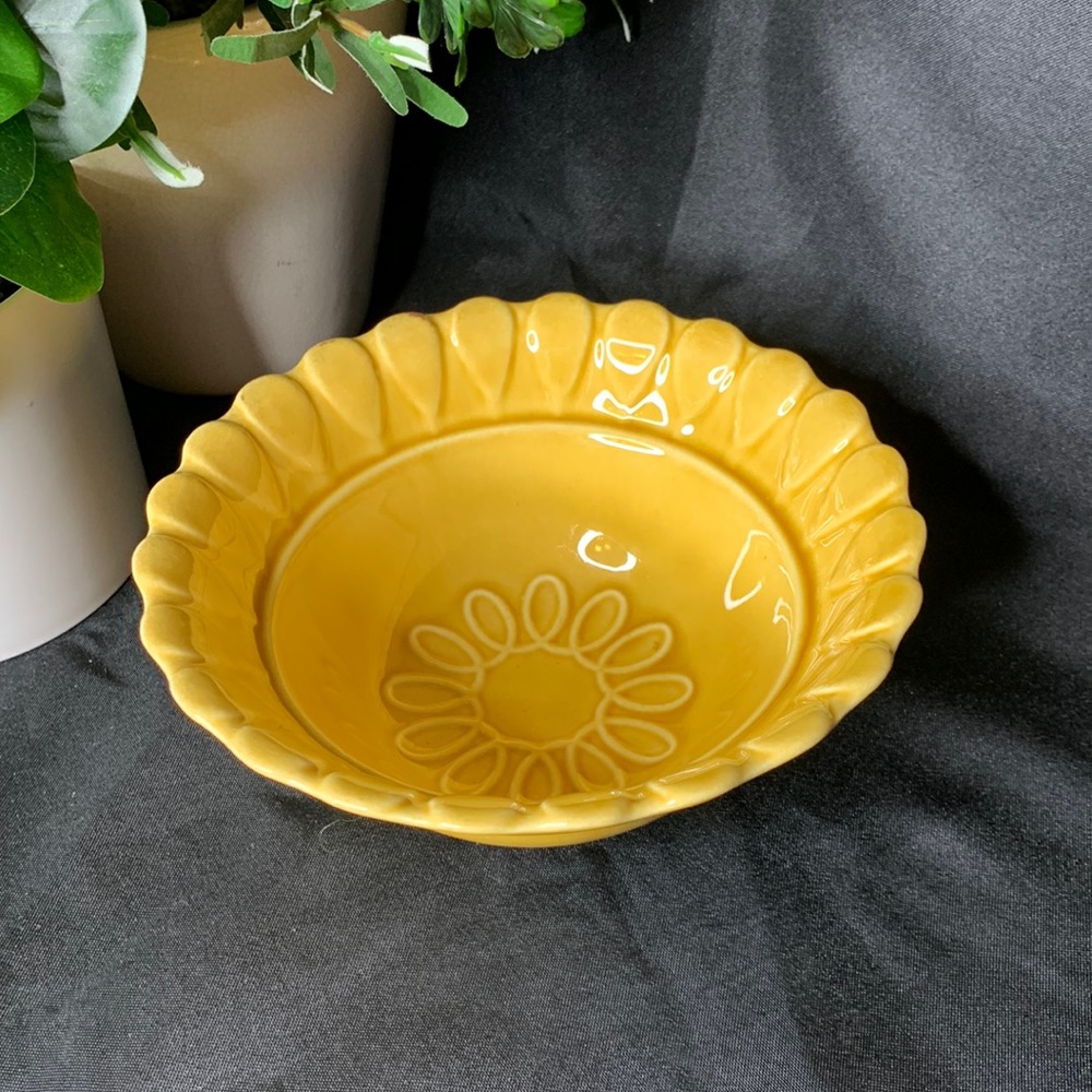 California pottery USA small sunshine yellow sunflower deep ceramic bowl